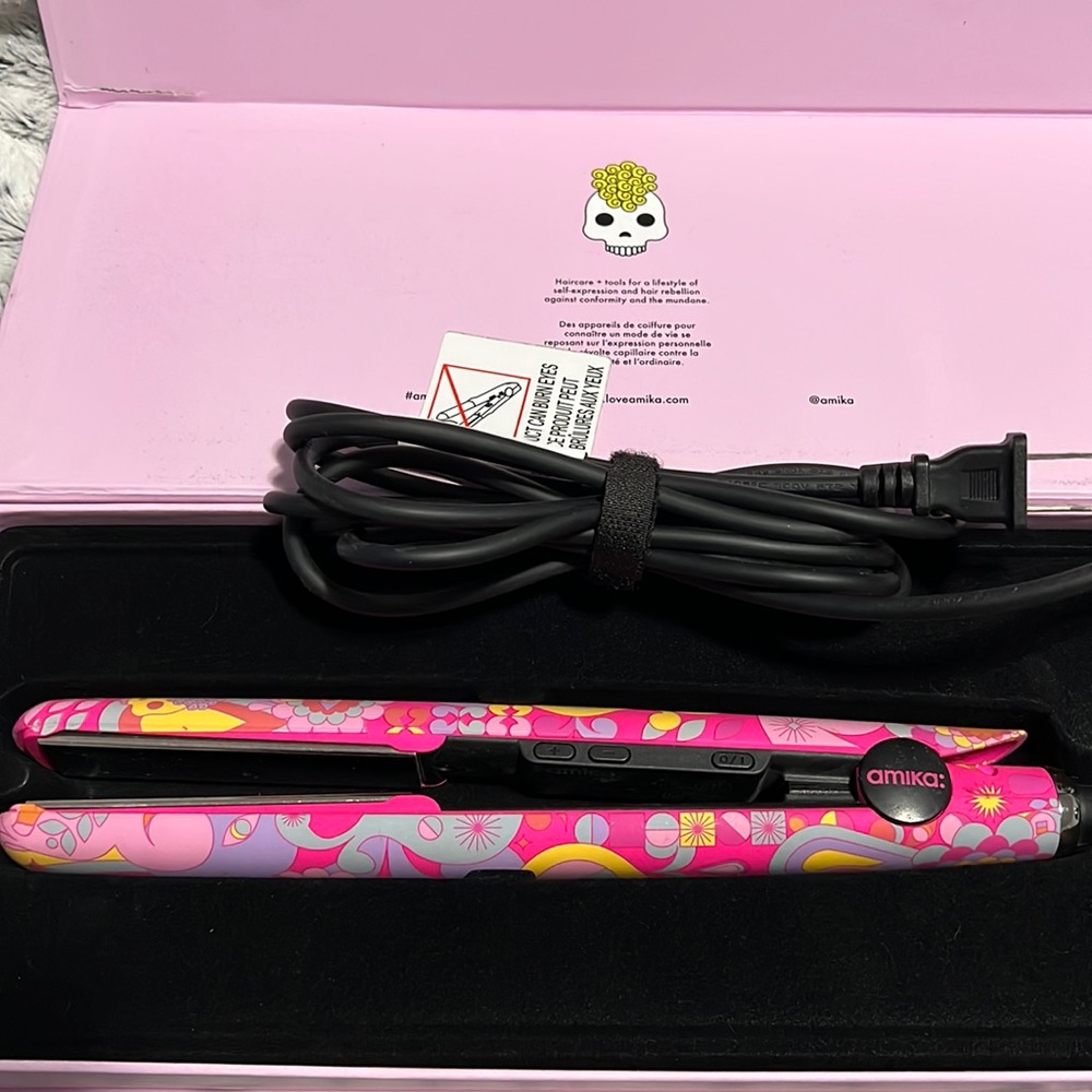 Amika Titanium flatiron. Heats up to 450 used once.